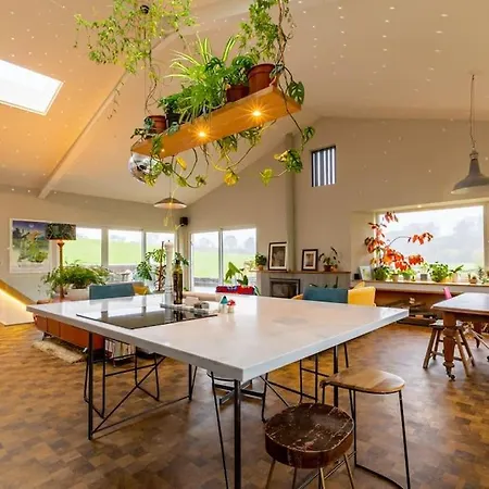 Stunning 4-bedroom With Wild Swimming Pool