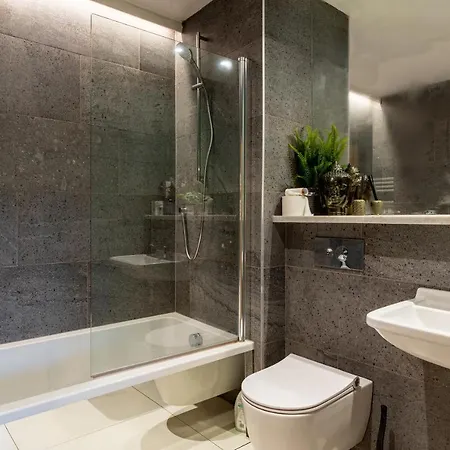 Stunning 4-bedroom With Wild Swimming Pool 度假居