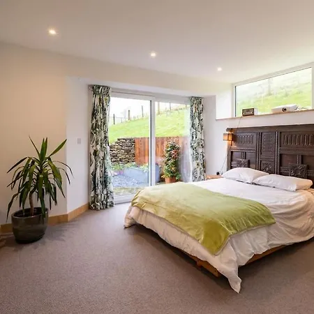 Stunning 4-bedroom With Wild Swimming Pool 度假居 *