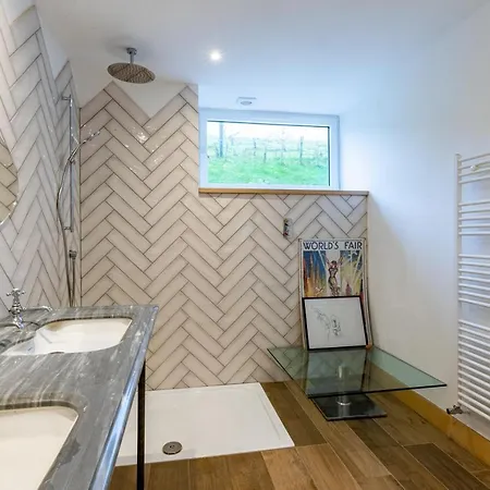 Stunning 4-bedroom With Wild Swimming Pool